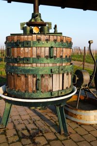 Weinpresse früher: Heute werden maßgeschneiderte Kammerfilterpressen bei der Weinherstellung verwendet. (#02)