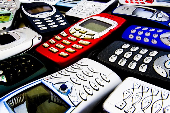 Hersteller wie Nokia, mit dem einst weit verbreiteten Betriebssystem Symbian, verlieren den Anschluss und rapide an Marktanteilen.(#02)