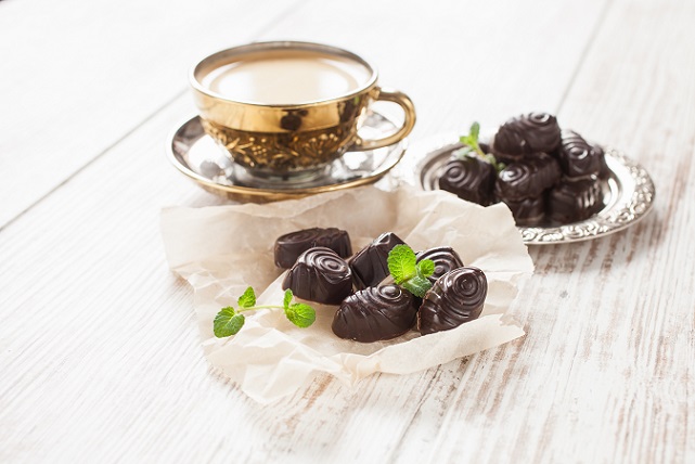 Ein Genießer beispielsweise freut sich mehr über eine Tafel hochwertige Schokolade als ein Ernährungsasket. (#02)