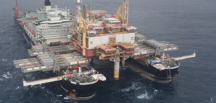 Die „Pioneering Spirit“ hebt bis zu 48 000 Tonnen schwere Offshore-Plattformen von ihren Stützen.