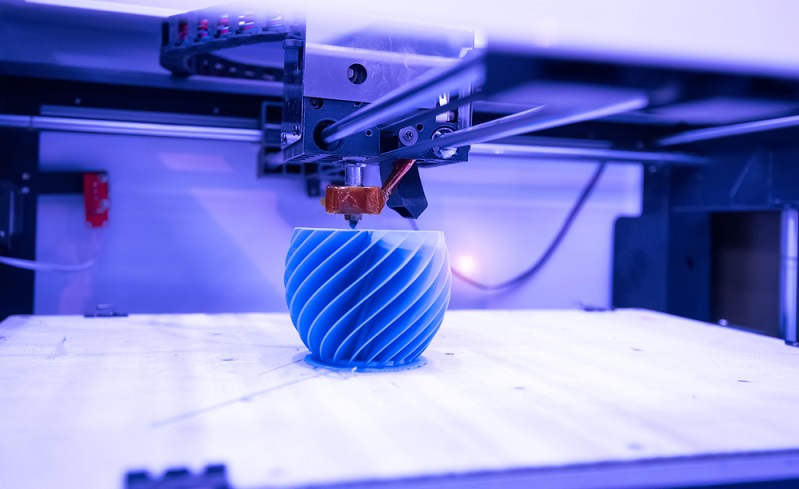Die technische Innovation 3D Printing ist sehr nützlich - wer möchte, kann ein selbstgestaltetes Element, einen Prototypen oder Ersatzteile drucken. Hierfür ist keine Drucker-Anschaffung erforderlich, denn es gibt entsprechende Dienstleister. Wir erklären, wie 3D Printing funktioniert und stellen 3D Druck Services vor. (#04)