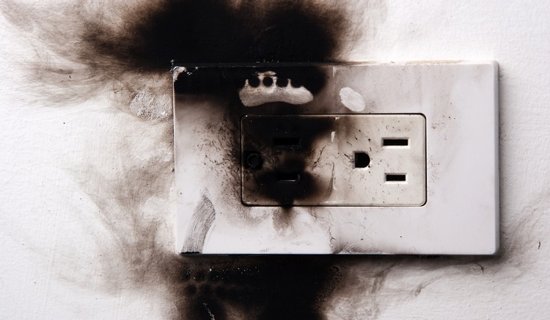 Eine Überlastung erhöht das Risiko, dass es zu einem Stromschlag oder sogar zu einem Brand kommt. (#02)