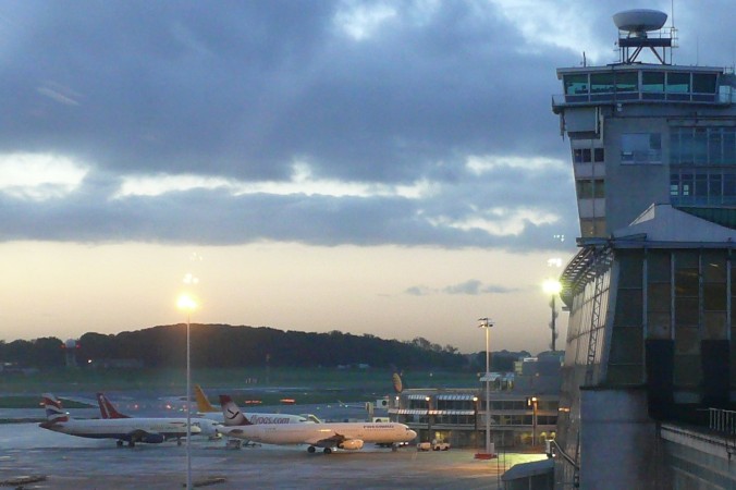 Morgenstimmung am Brüsseler Flughafen und Blick auf den alten Terminal. (#2)