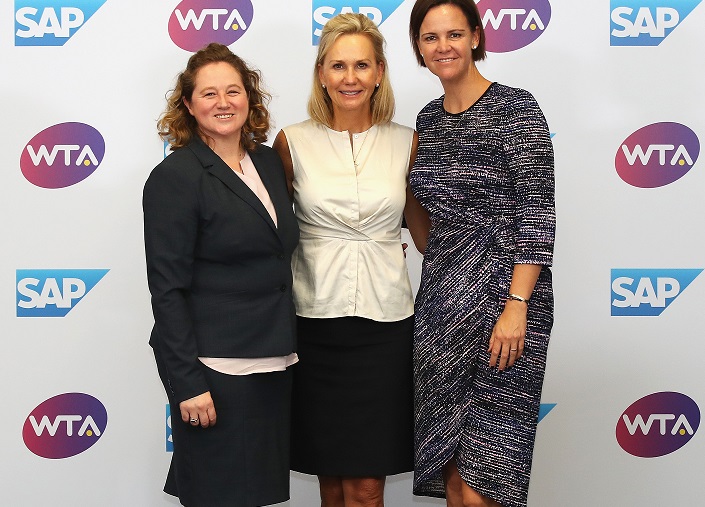 "Jenni Lewis, Head of Tennis Technology bei SAP, WTA-Präsidentin Micky Lawler und Tennislegende Lindsay Davenport (v.l.n.r.) bei der Präsentation von SAP Tennis Analytics for Media am 23. Oktober bei den WTA Finals in Singapur." (#03)