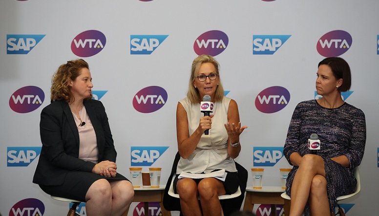 "Jenni Lewis, Head of Tennis Technology bei SAP, WTA-Präsidentin Micky Lawler und Tennislegende Lindsay Davenport (v.l.n.r.) bei der Präsentation von SAP Tennis Analytics for Media am 23. Oktober bei den WTA Finals in Singapur." (#02)