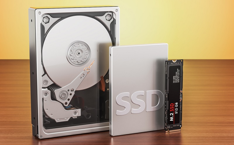 SSD-Festplatten (rechts) sind schneller, robuster und leichter als große HDDs (links), haben dafür aber weniger Speicher. (#05)