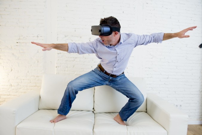 The Void VR ist einen großen Schritt weiter. Es ist kein langweiliges Sofa surfen mehr, mit der Virtual Reality Brille auf dem Kopf. Stattdessen erlebt man auch körperlich vor Ort in den großen Hallen, was man mit der Brille parallel sieht. (z.B. könnte man hier barfuß auf einem echten Surfbrett stehen. (#1)