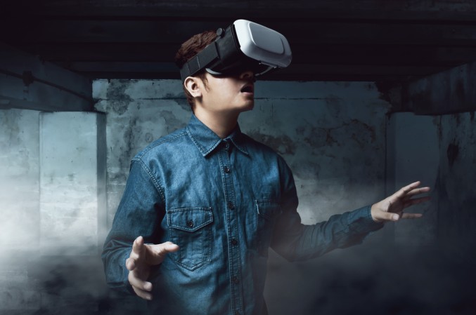 Mit einer kabellosen Ausrüstung begibt man sich in die Spielhallen von The Void VR. Man muss also in Wirklichkeit nicht länger auf der Stelle treten wenn man in der virtuellen Welt läuft, sondern kann tatsächlich durch Hallen rennen und auf Mauern springen. (#2)