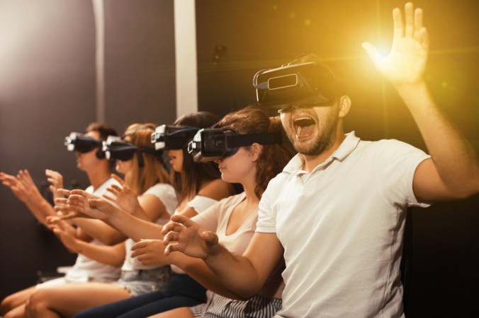 Langweilige Vergnügungsparks gehören bald der Vergangenheit an. Die Menschheit verlangt nach mehr Virtual Reality! Ganz egal ob als kleinere VR-Stationen in Einkaufszentren, VR-Events mit Freunden, oder ganze VR Parks mit vielen hundert Quadratmetern Fläche. Die Zukunft steht eindeutig auf Virtual Reality. (#1)