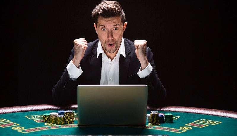 In den letzten Jahren geht der Trend ganz eindeutig zu den Online-Casinos, die deutlich höhere Gewinne einfahren, während die Umsätze in den gewöhnlichen Spielotheken und Spielbanken kontinuierlich sinken. (#01)