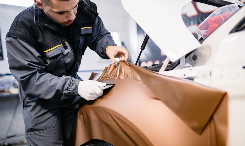 Die Fahrzeugfolierung ist auch unter dem englischen Begriff Car Wrapping bekannt und eine Methode, bei der die Karosserie des Fahrzeugs mit einer speziellen Folie überzogen wird.