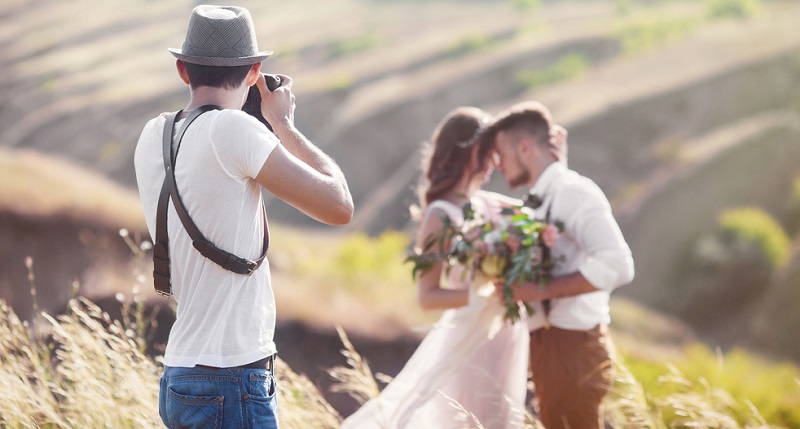 Es ist möglich, sich als Fotograf selbstständig zu machen, obwohl das Anfangskapital gering ist. Viele Kunden beauftragen Fotografen für Hochzeiten oder andere Veranstaltungen, sodass es nicht nötig ist, über ein eigenes Foto-Studio zu verfügen.