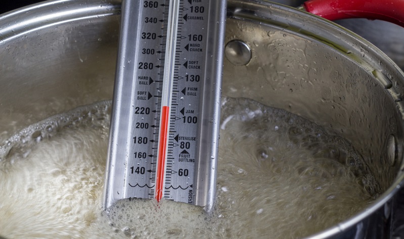 Wer auf eine exakte Temperaturmessung besteht, der ist mit dem Flüssigkeitsthermometer gut beraten. ( Foto: Shutterstock- Madele )