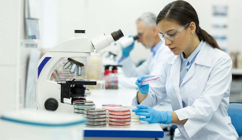 Dass die DIN EN ISO/IEC 17025 in den Laboratorien eingesetzt wird, birgt für diese zahlreiche Vorteile. Medizinische Labors profitieren dabei ebenso von der Akkreditierung wie das Unternehmen selbst.  (Foto: Shutterstock-YAKOBCHUK VIACHESLAV )
