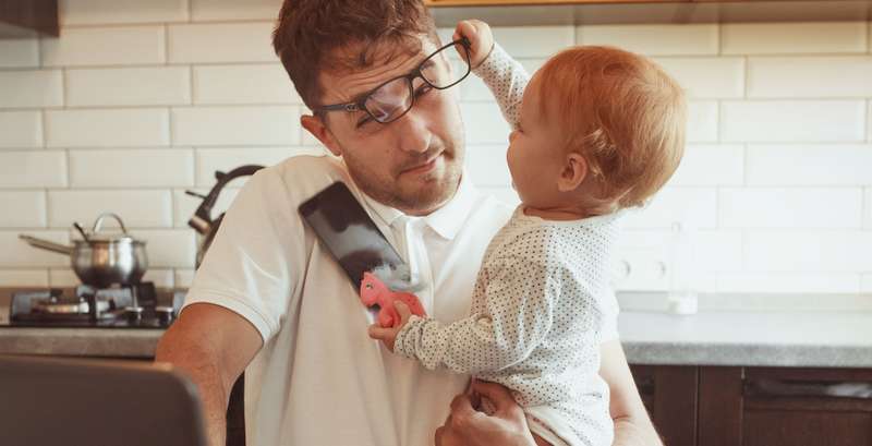 Für die Zeit im Home-Office muss sich eine andere Lösung finden lassen, um ein Kleinkind zu betreuen. ( Foto: Shutterstock-Maria Svetlychnaja )