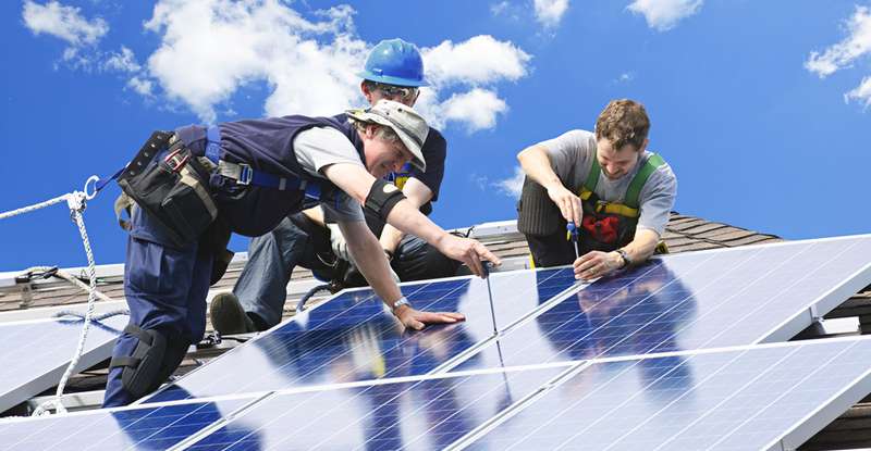 Aktuell sind Photovoltaikanlagen ausgesprochen günstig zu haben.  ( Foto: Shutterstock- Elena Elisseeva)