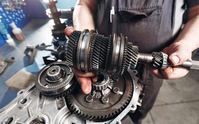 Motoren mit Getriebe sind vor allem für kommerzielle Anwendungen gedacht, wenn große Kräfte nötig sind, um schwere Objekte bewegen zu können.  ( Foto: Adobe Stock -  malkovkosta_)