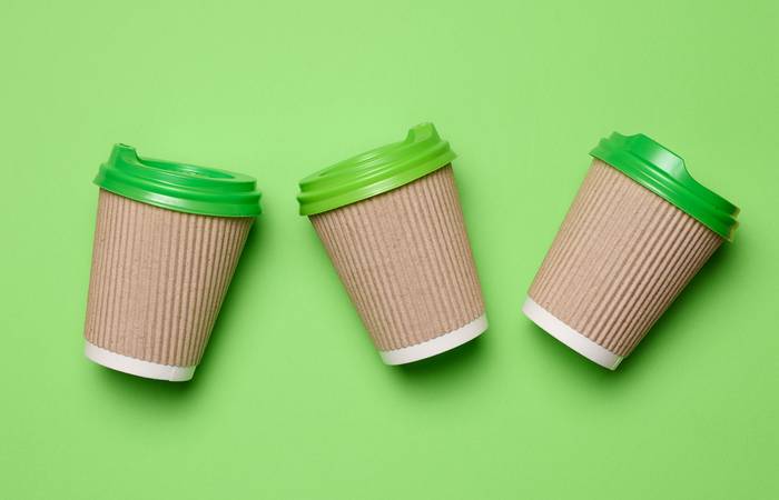 Kaffeebecher aus biologischem Kunststoff sind eine weitere gute Option, wenn es darum geht, den CO₂-Fußabdruck zu minimieren. ( Foto: Adobe Stock-nndanko)