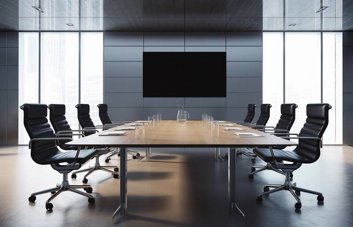 Ein Konferenzraum braucht einen großen Tisch, die nötige Anzahl an Stühlen und bestenfalls Ablagemöglichkeiten. ( Foto: Adobe Stock- matteo )