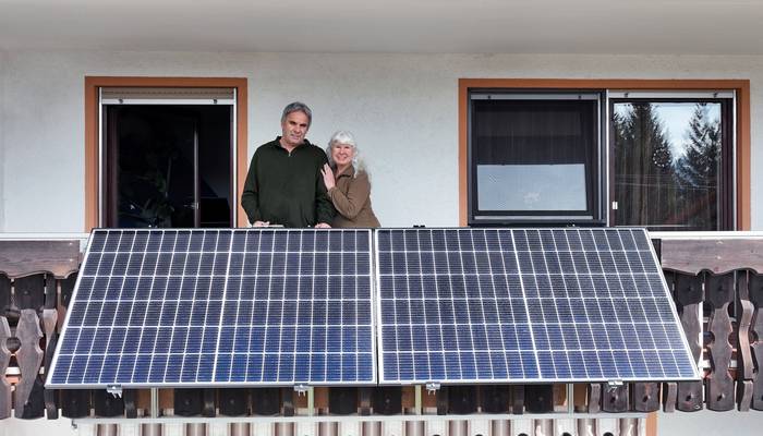 Ein Balkonkraftwerk nutzt zwei Solarpanels, die an Geländern, auf Terrassen oder auf Dachflächen montiert werden. ( Foto: Adobe Stock- Astrid Gast )