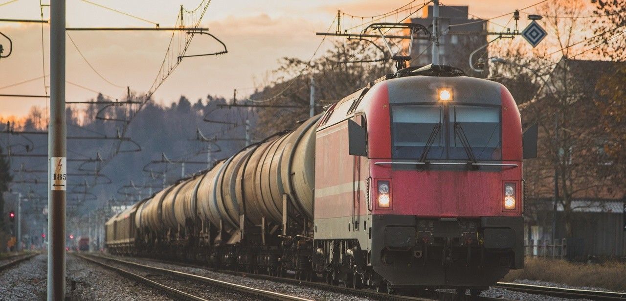 Experten vernetzen sich für den Schienengüterverkehr der (Foto: AdobeStock - Anze 344407632)