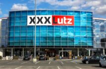 Ein moderner XXXLutz Store in einem großen Einkaufszentrum, das das umfangreiche Möbelangebot zeigt (Foto: AdobeStock-337110251 doganmesut).