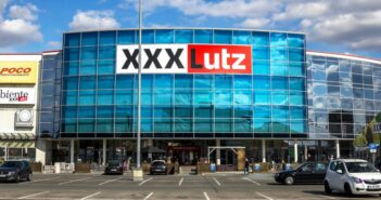 Ein moderner XXXLutz Store in einem großen Einkaufszentrum, das das umfangreiche Möbelangebot zeigt (Foto: AdobeStock-337110251 doganmesut).