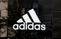 Die beeindruckende Zentrale von adidas in Herzogenaurach zeigt den globalen Einfluss des Unternehmens (Foto: AdobeStock 283043772 ink drop).