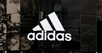 Die beeindruckende Zentrale von adidas in Herzogenaurach zeigt den globalen Einfluss des Unternehmens (Foto: AdobeStock 283043772 ink drop).