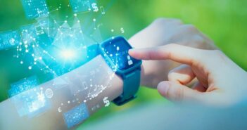 Smart Watch: Treiber der digitalen Industrie (Foto: AdobeStock 643487239 metamorworks)