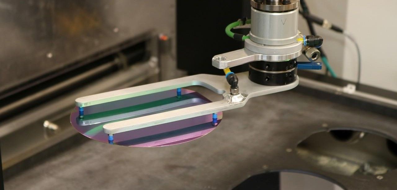 Innovative Lösung ermöglicht automatisierte Be- und Entladung von Solarwafern Innovative Lösung ermöglicht automatisierte Be- und Entladung von (Foto: AZUR SPACE)