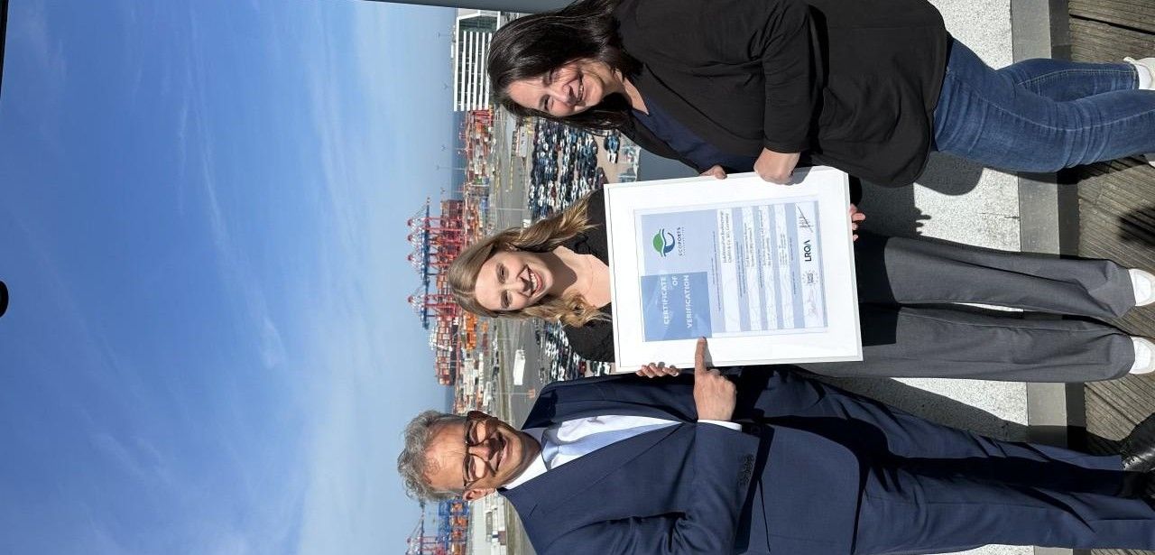 Nachhaltige Anerkennung: JadeWeserPort erhält Umweltmanagement-Zertifizierung Nachhaltige Anerkennung: JadeWeserPort erhält (Foto: Container Terminal Wilhelmshaven JadeWeserPort-Marketing GmbH & Co. KG)