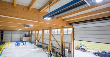 Moderne Hallengebäude nutzen energieeffiziente Infrarottechnik mit Fair.AIdH-Systemen dank (Foto: KÜBLER GmbH Energiesparende Hallenheizungen)