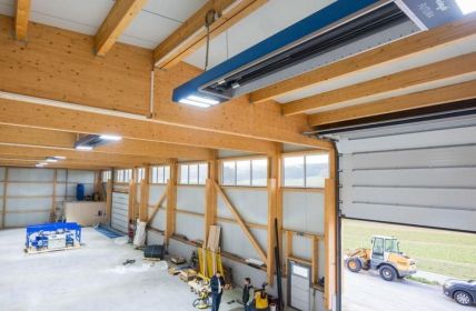 Moderne Hallengebäude nutzen energieeffiziente Infrarottechnik mit Fair.AIdH-Systemen dank (Foto: KÜBLER GmbH Energiesparende Hallenheizungen)