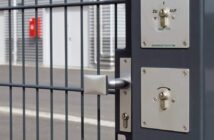 Gesetzliche Vorgaben und Normen bei der Montage von Schließanlagen in Österreich (Foto: AdobeStock - Gundolf Renze - 107970831)