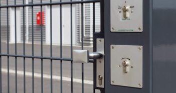 Gesetzliche Vorgaben und Normen bei der Montage von Schließanlagen in Österreich (Foto: AdobeStock - Gundolf Renze - 107970831)