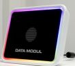 DATA MODUL integriert Lautsprecher und Mikrofone nahtlos hinter (Foto: DATA MODUL)