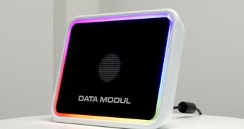DATA MODUL integriert Lautsprecher und Mikrofone nahtlos hinter Glas DATA MODUL integriert Lautsprecher und Mikrofone nahtlos hinter (Foto: DATA MODUL)