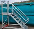 Fahrbare Plattformtreppe aus HYMER-System bietet sicheren Zugang zu (Foto: HYMER-Leichtmetallbau GmbH & Co. KG)