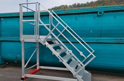 Fahrbare Plattformtreppe aus HYMER-System bietet sicheren Zugang zu (Foto: HYMER-Leichtmetallbau GmbH & Co. KG)