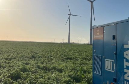 Hybridenergielösung mit Battery Box 150 spart Diesel und (Foto: Bredenoord)