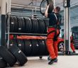 BionicBack Exoskelett entlastet unteren Rücken bei Hebearbeiten im (Foto: hTRIUS GmbH)