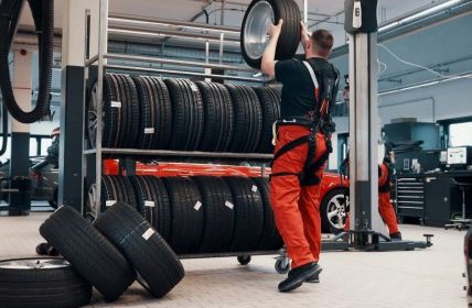 BionicBack Exoskelett entlastet unteren Rücken bei Hebearbeiten im (Foto: hTRIUS GmbH)