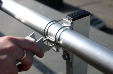 Spezialist installiert HYGHTS-Geländersystem auf Flachdach deutlich schneller als (Foto: HYMER-Leichtmetallbau GmbH & Co. KG)