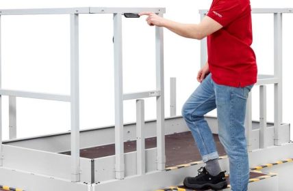 Treston präsentiert CE-zertifizierte Hubplattform für ergonomisches Arbeiten in (Foto: Treston Deutschland GmbH)