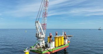 Vattenfall installiert erstes Transition Piece im Windpark Nordlicht (Foto: DEME - Nordlicht Sea Installer 3)